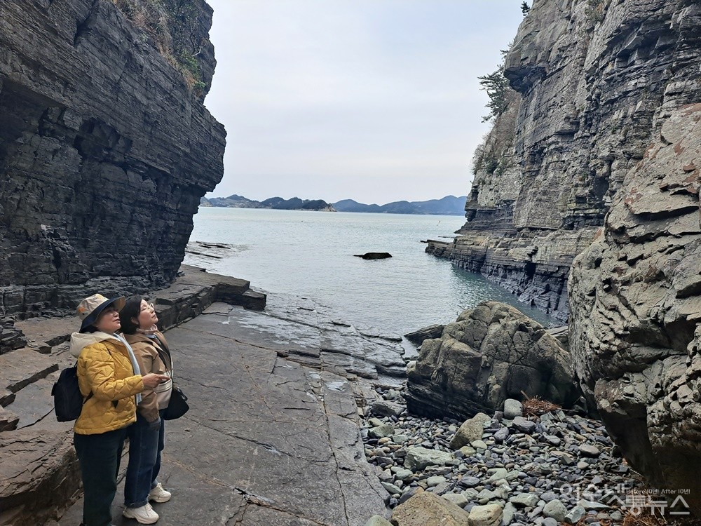 ▲용궁섬 가는 길, 두 개의 거대한 갈라진 바위 사이로 들어서자 또 다른 바다가 반긴다. 주상절리 절경에 탐방객이 탄성을 내지른다.  ⓒ조찬현
