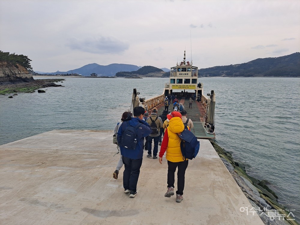 ▲탐방객들이 추도 선착장에서 '대형카훼리3호'에 승선하고 있다. 이 배는 낭도에서 추도까지 1일 3회 오간다. ⓒ조찬현