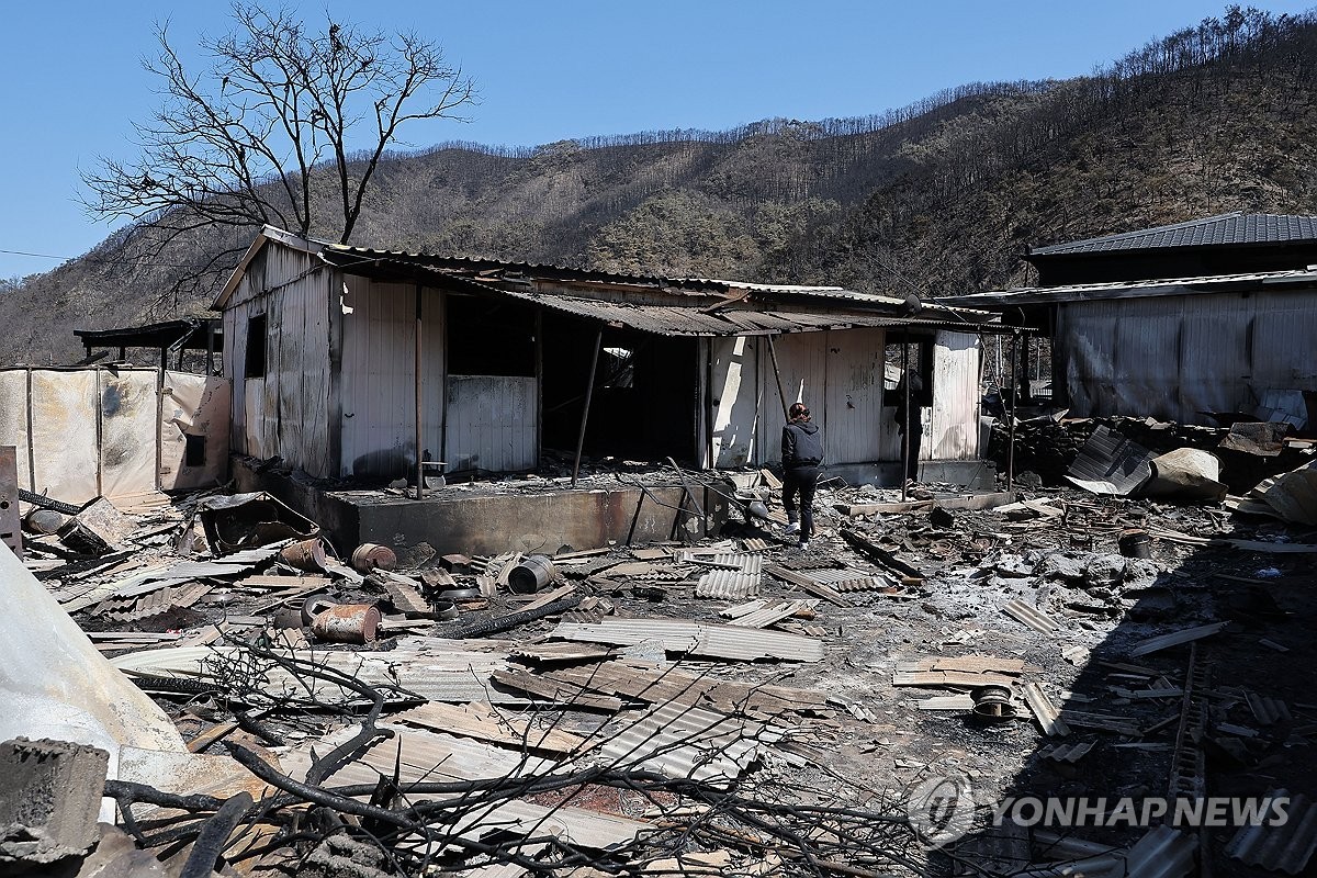 ▲  산불에 파괴된 집(안동=연합뉴스) 류영석 기자 = 30일 경북 안동시 임하면의 마을에서 이재민들이 피해 상황을 확인하고 있다. 2025.3.30 ondol@yna.co.kr