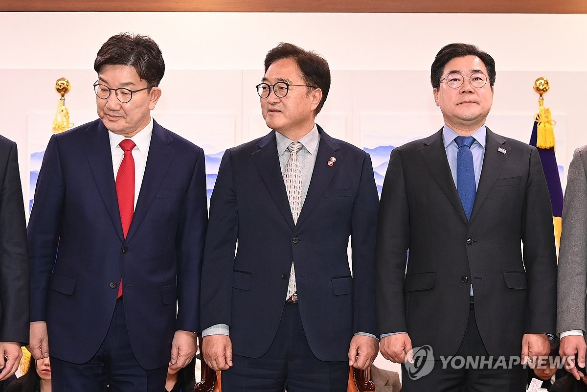 ▲  국회의장, 여야 원내대표 회동(서울=연합뉴스) 박동주 기자 = 우원식 국회의장과 국민의힘 권성동 원내대표, 더불어민주당 박찬대 원내대표가 18일 서울 여의도 국회에서 열린 여야 원내대표 회동에서 기념촬영하고 있다. 2025.3.18 [공동취재] pdj6635@yna.co.kr