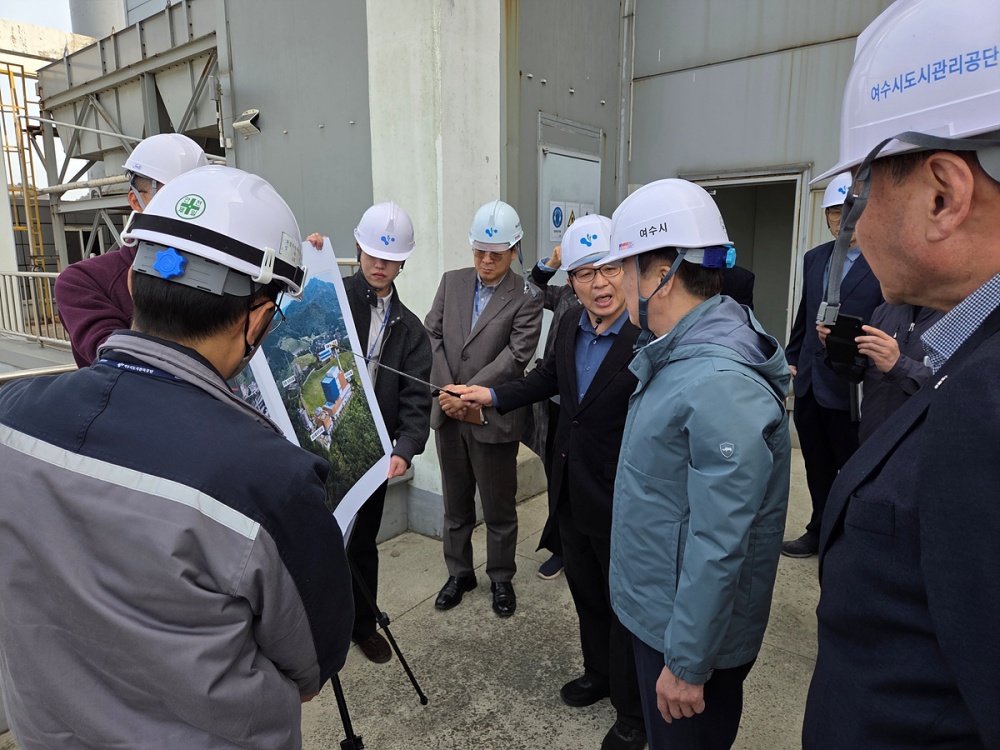 ▲지난 28일 도시형폐기물 종합처리시설을 방문해 운영 실태를 살피고 신규 자원회수시설 건립 사업 부지를 현장 점검했다. ⓒ여수시