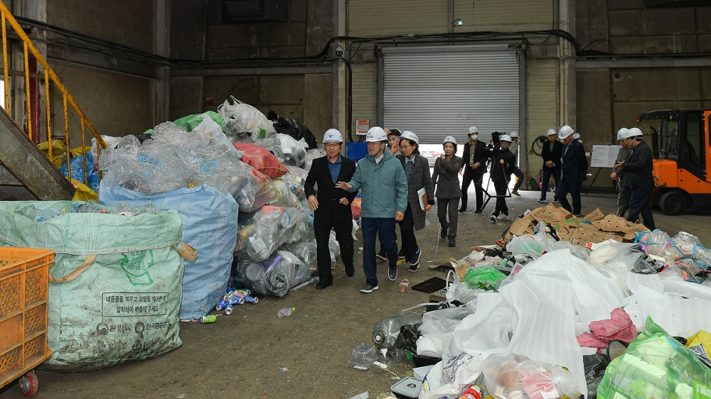 ▲ 지난 28일 도시형폐기물 종합처리시설을 방문해 운영 실태를 살피고 신규 자원회수시설 건립 사업 부지를 현장 점검했다.ⓒ여수시