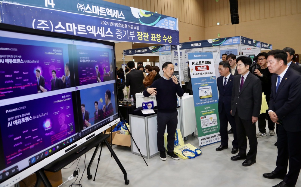 ▲‘2030교실 에듀테크 설명회’에서 김대중 전남교육감이 에듀테크 기술을 체험해 보고 있다.  ⓒ전남교육청