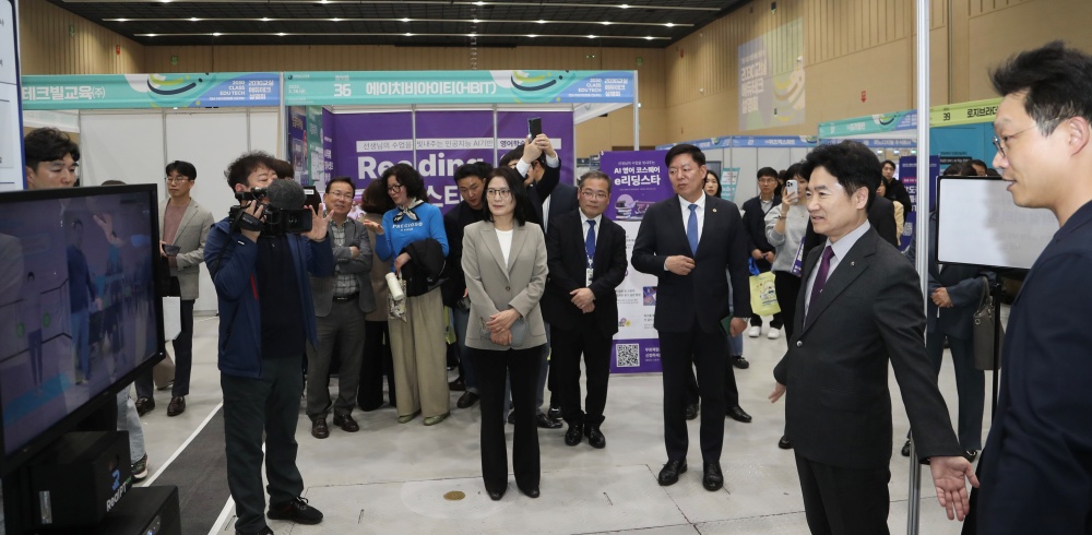 ▲‘2030교실 에듀테크 설명회’에서 김대중 전남교육감이 에듀테크 기술을 체험해 보고 있다.  ⓒ전남교육청