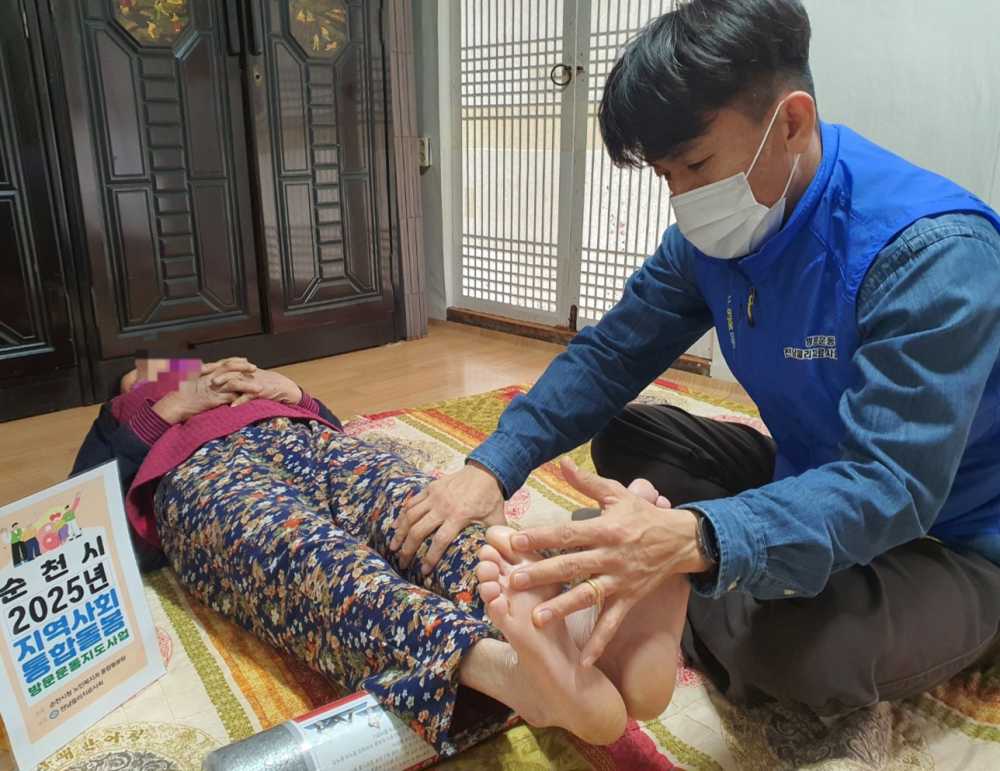 ▲물리치료사가 돌봄 필요어르신 가정을 방문하여 맞춤운동지도를 하고 있다. ⓒ순천시