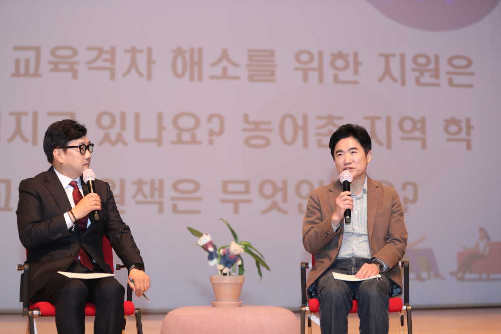 ▲‘교육감과 소통의 시간’에서 김대중 전남교육감이 교육격차 해소 방안에 대해 이야기 하고 있다. ⓒ전라남도교육청