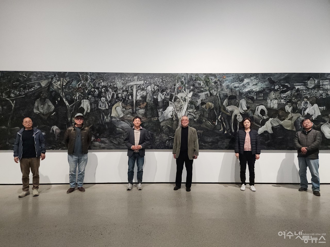 ▲ 10미터가 넘는 '멈춰진 시간'이란 여순사건 대작앞에서 강종열 화백과 한컷 ⓒ심명남