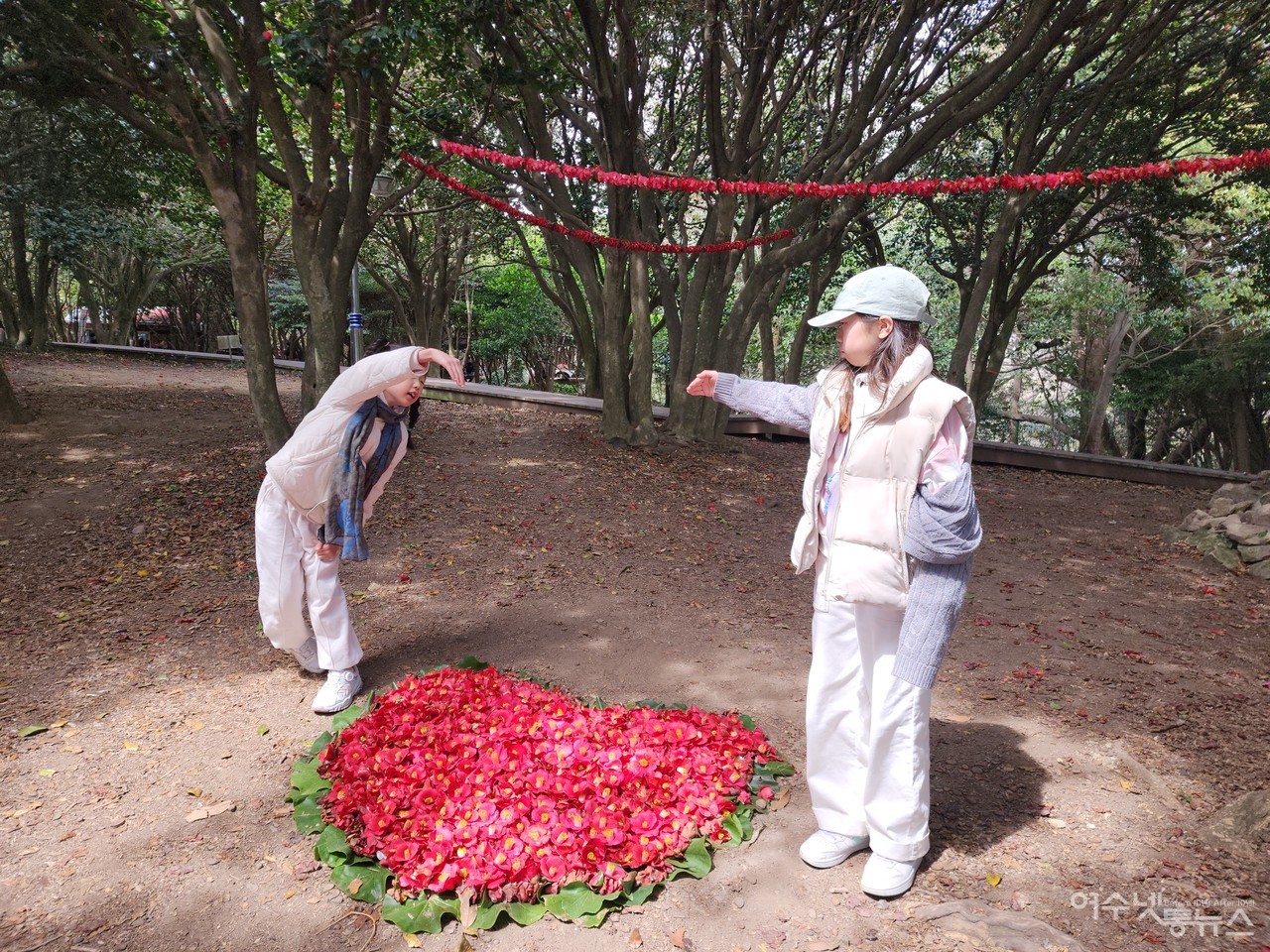 ▲ 포토존으로 인기인 오동도 동백 낙화 ⓒ심명남