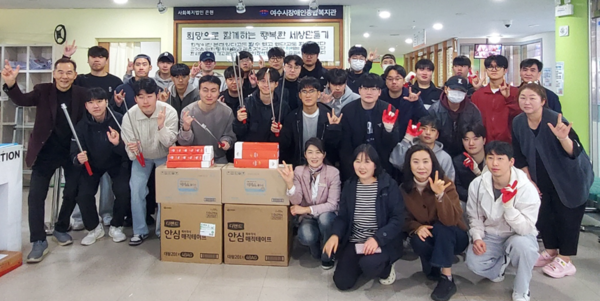 ▲ 여수시테크니션스쿨 교육생들은 여수시장애인종합복지관에 후원물품을 전달하고  자원봉사활동을 하였다.