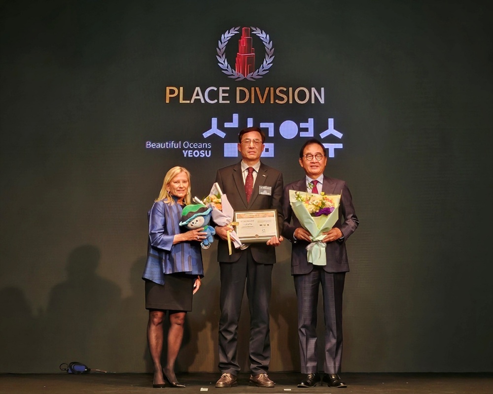 ▲‘2025 대한민국 국가브랜드 대상’ 국제해양관광 휴양도시 부문에서 지자체 최초로 10년 연속 대상을 수상했다. ⓒ여수시