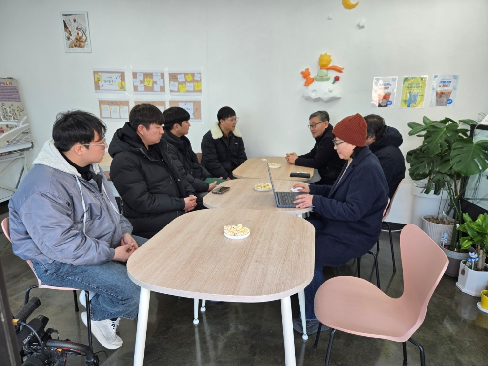 ▲여수시도시재생지원센터와 여수 청년마을 ‘가온’이 사전회의를 하고 있다. ⓒ여수시