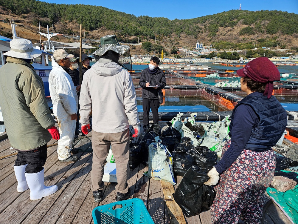 ▲전라남도 해양수산과학원, 서남해수어류양식수협, 어촌계장, 어업인으로 구성된 합동 피해조사반이 남면 저수온 피해 어가를 찾아 피해 규모를 조사하고 있다. ⓒ여수시