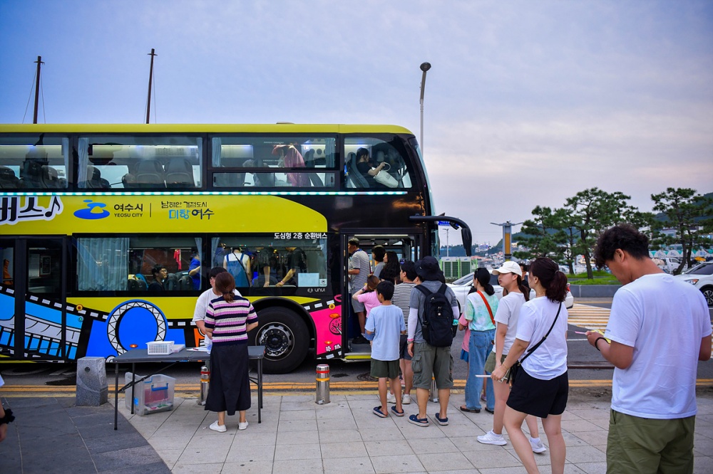 ▲여수낭만버스 야간테마코스 ‘시간을 달리는 버스커’가 오는 4일부터 60회에 걸쳐 운영된다. ⓒ여수시