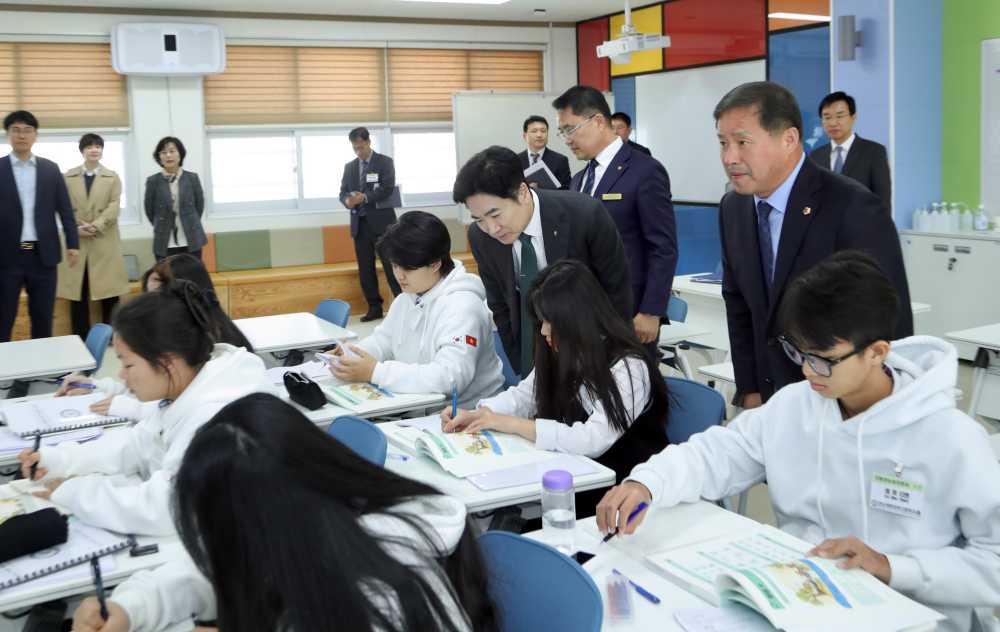 ▲김대중 전남교육감이 전남생명과학고 외국인 유학생 수업을 참관하고 있다. ⓒ전라남도교육청