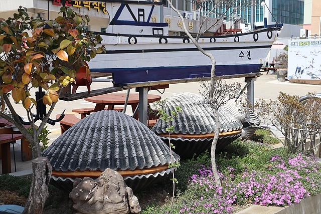 ▲길가에 전시된 벌교꼬막 모형 ⓒ오문수