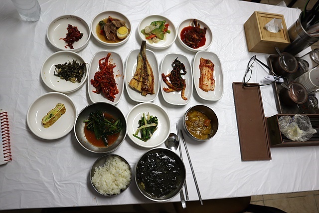 ▲벌교 전통시장인 '목화식당'에서 백반을 주문했는 데 이렇게 다양한 반찬이 나왔다. 가격은 1만원이다. ⓒ 오문수