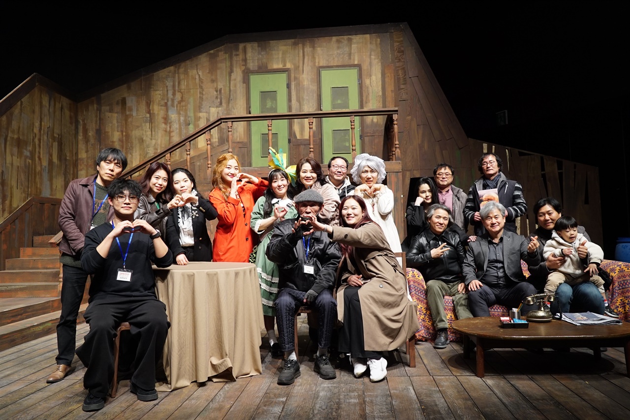 ▲공연팀들 공연후 배우들과 김도훈 연출가(중앙 의자)와 관계자들 ⓒ예술집단 아트봤슈