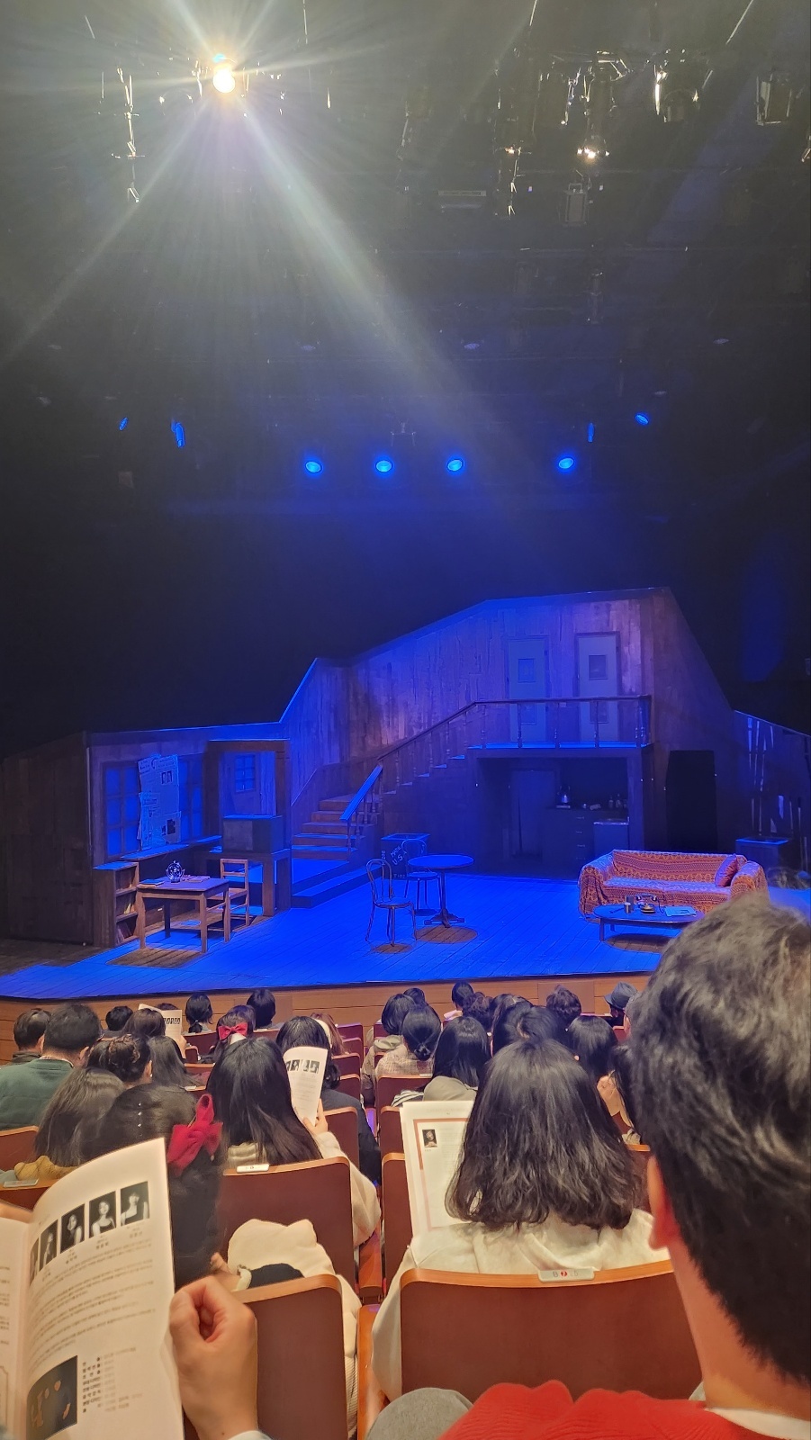 ▲공연전 무대 만석인 관객과 무대 ⓒ김용자