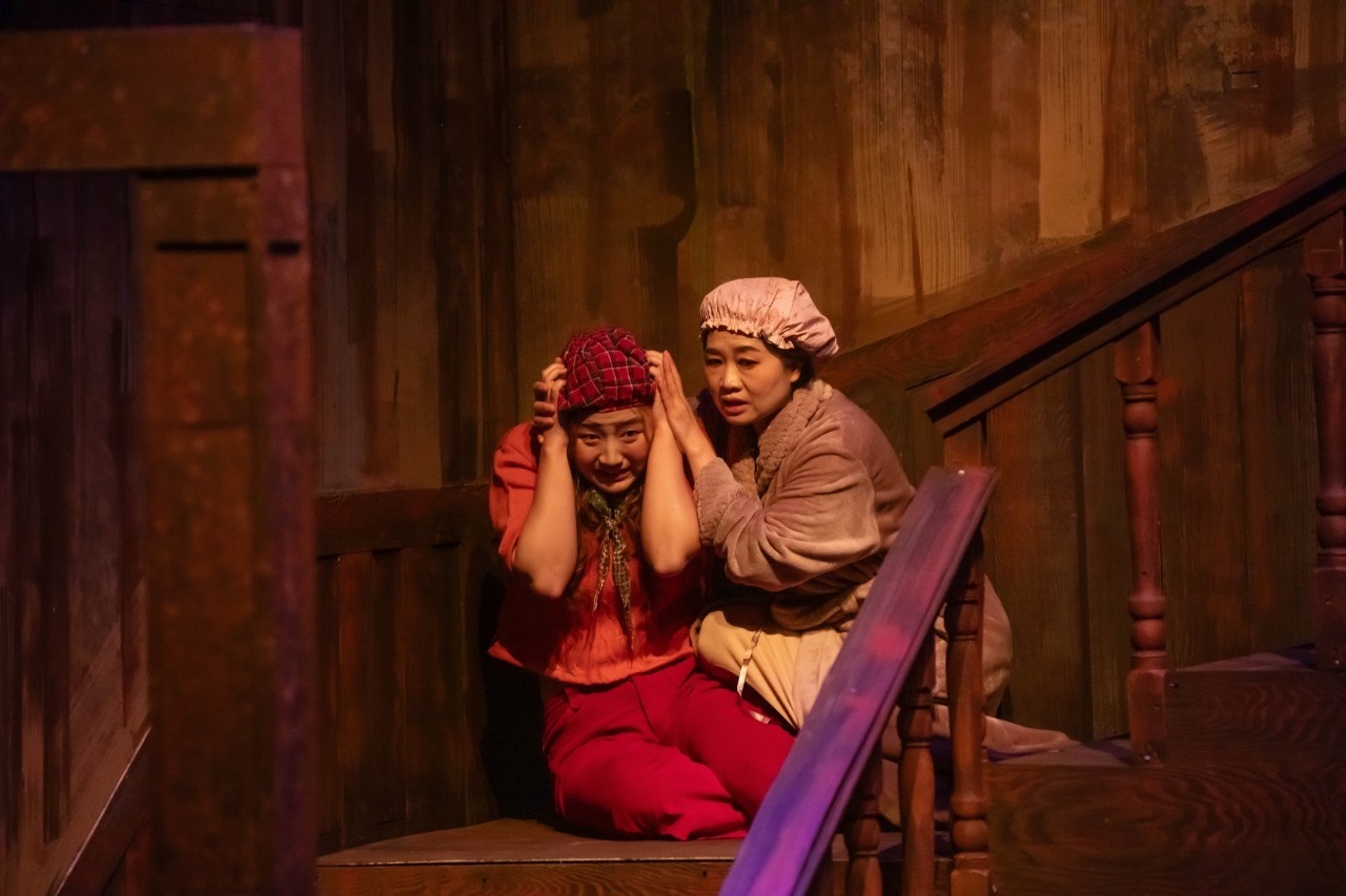 ▲발작하는 루스 진정시키는 엄마 ⓒ예술집단 아트봤슈