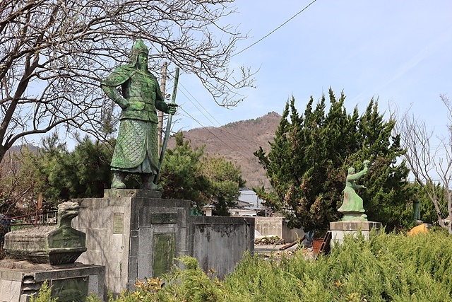 ▲폐교가 된 '동강중앙국민학교' 자리에는 세종대왕, 이순신 장군, 유관순 여사, 이승복소년의 동상만 서있었고 운동장은 마늘밭으로 변해 있었다 ⓒ오문수