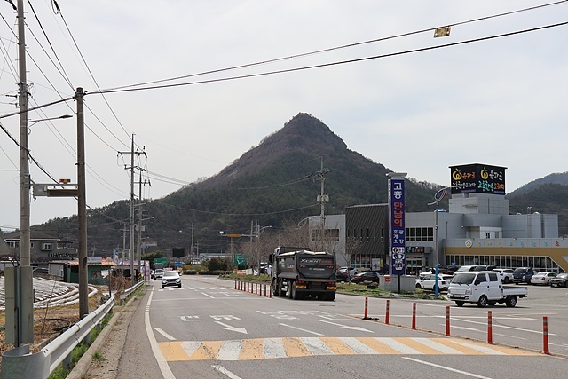 ▲벌교읍에서 경전선 철로를 건너 조금만 가면 고흥만남의 광장이 나온다. 앞에 보이는 뾰쪽한 산이 '첨산'으로 정유재란 당시 정대립 장군이 지휘하는 고흥 의병과 왜군간에 치열한 전투가 벌어졌던 '첨산전투' 현장이다 ⓒ오문수