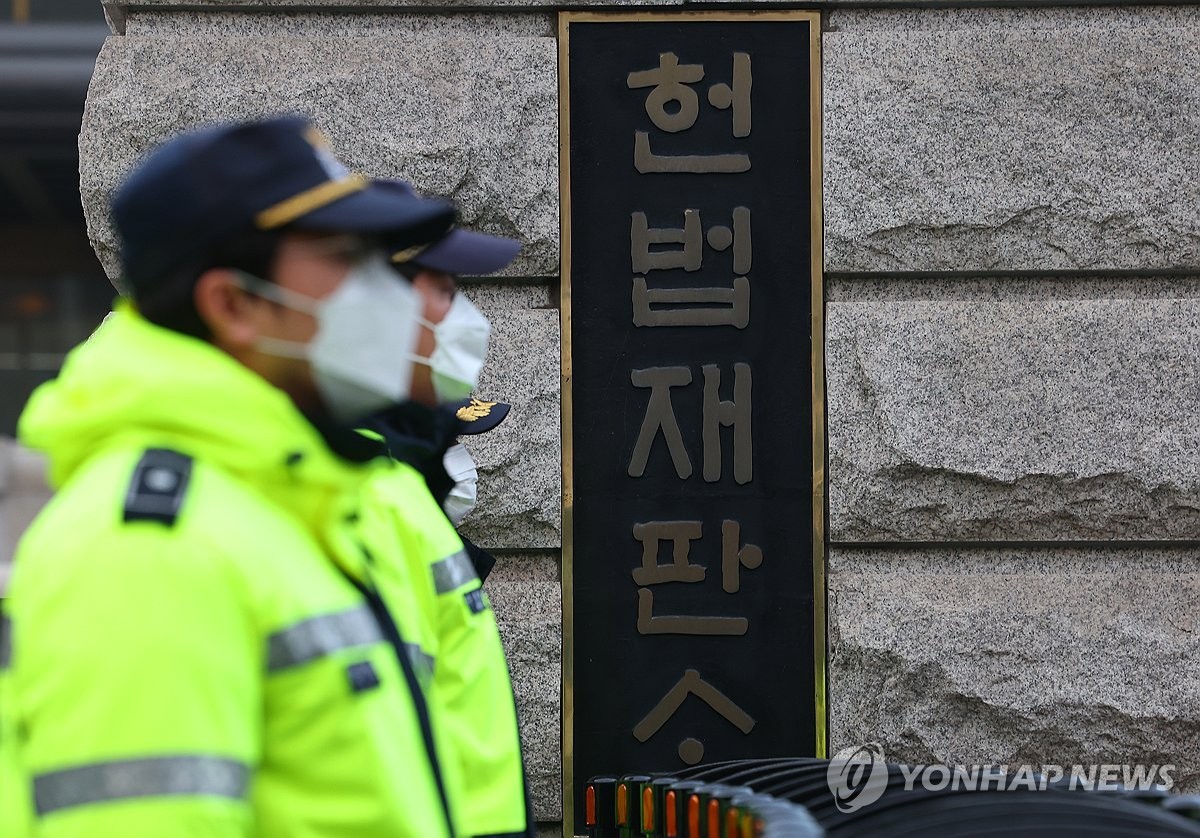 ▲ 탄핵심판 D-Day, 헌재 경계 근무 서는 경찰들(서울=연합뉴스) 김도훈 기자 = 윤석열 대통령 탄핵심판일인 4일 서울 종로구 헌법재판소 앞에 경찰들이 경계 근무를 서고 있다.헌재는 이날 오전 11시 윤 대통령 탄핵심판을 선고한다. 2025.4.4 superdoo82@yna.co.kr