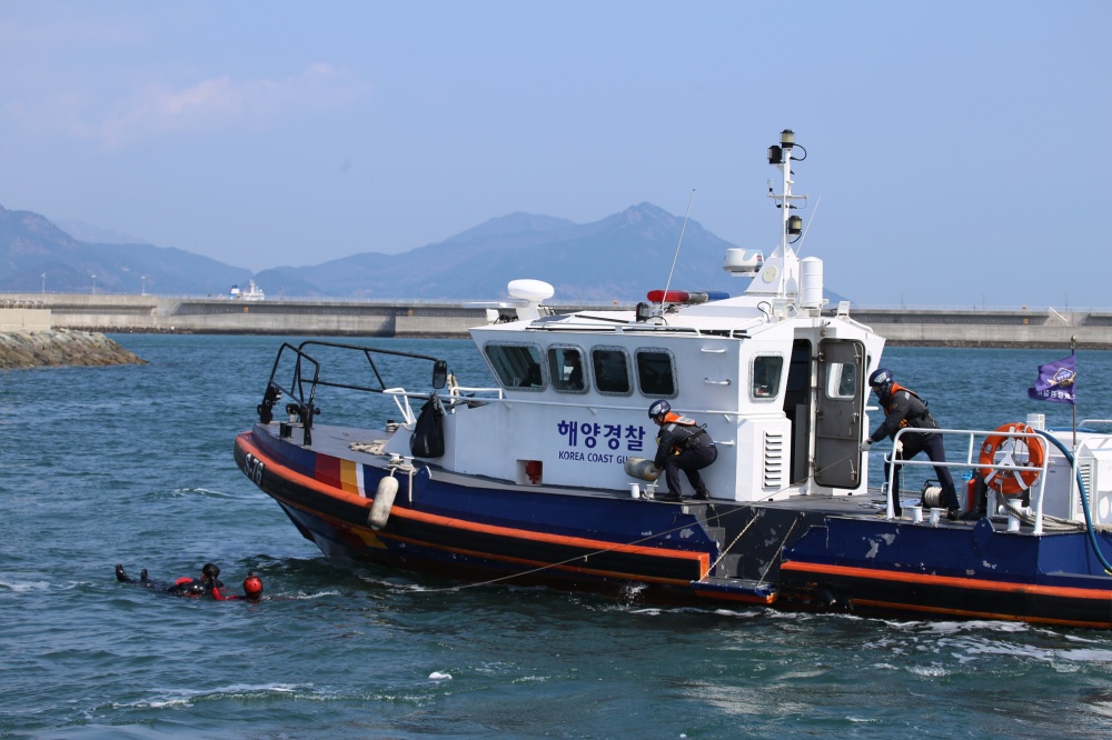 ▲훈련중 모의 익수자를 구조하고 있다. ⓒ여수해양경찰서