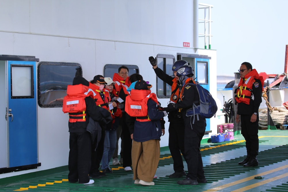 ▲차도선 승객 대피장면 ⓒ여수해양경찰서