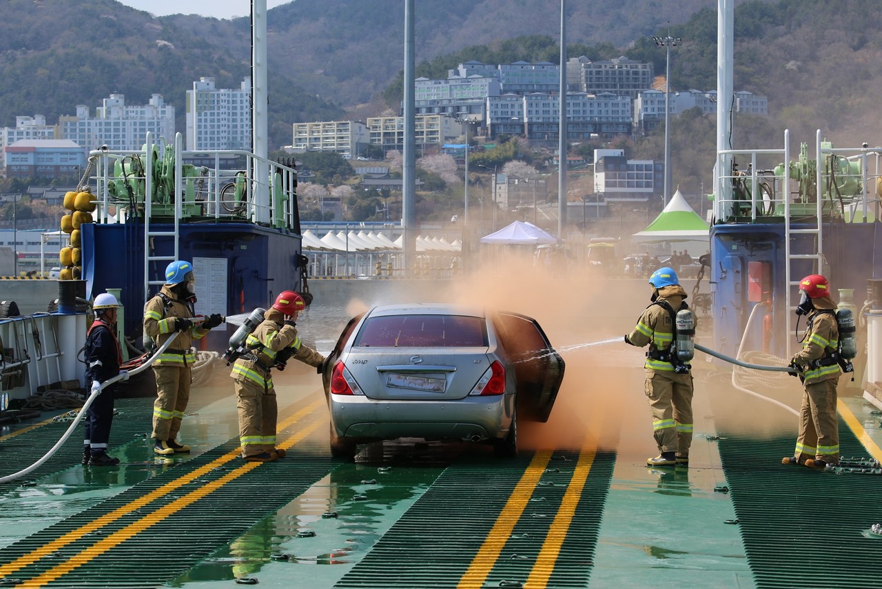 ▲전기차 화재 진압중인 해양경찰 ⓒ여수해양경찰서