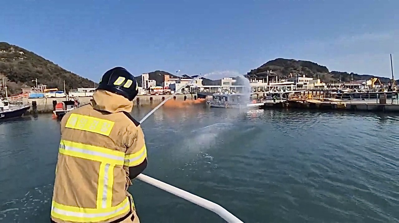 ▲화재선박 진화 훈련을 진행중인 해양경찰 모습 ⓒ여수해양경찰서