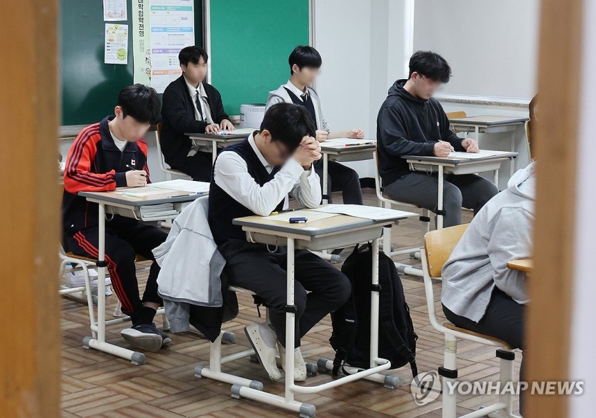 ▲ 올해 첫 전국연합학력평가(부산=연합뉴스) 강선배 기자 = 올 수험생 첫 시험인 전국연합학력평가가 실시된 26일 부산 동구 부산고등학교 3학년 교실에서 학생들이 시험을 준비하고 있다. 2025.3.26 sbkang@yna.co.kr