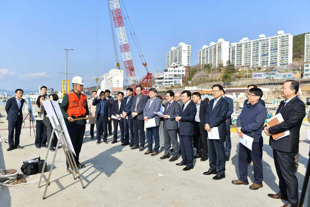 ▲ 4일 현장 간부회의 일환으로 경도 해양관광단지 조성 및 진입도로 개설공사 현장을 방문해 진행 상황을 점검했다. ⓒ여수시