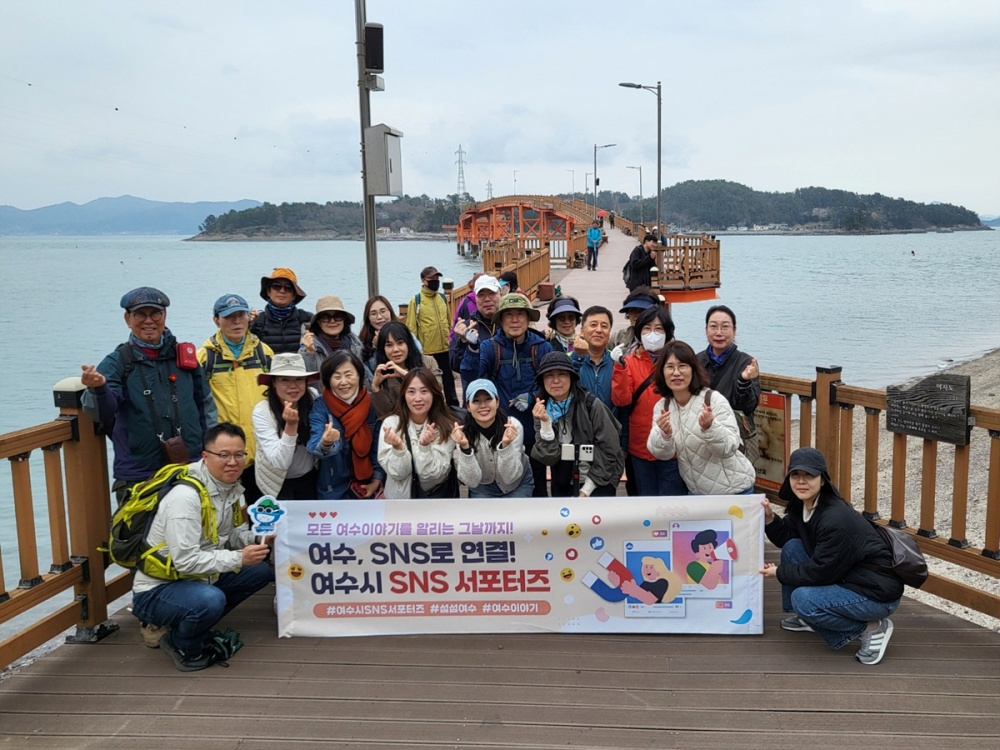 ▲여수시 누리 소통망(SNS) 홍보단(서포터즈)이 지난 5일 화정면 여자도에서 섬 기획취재를 진행했다.ⓒ여수시