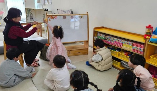 ▲ 여수시립도서관에서는 4월부터 11월까지 관내 어린이집 및 유치원 6개소를 대상으로 ‘책 읽어주세요’ 프로그램을 운영한다. ⓒ여수시