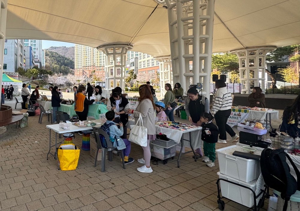 ▲여수시 만덕동은 덕대천 벚꽃이 만개한 지난 4일 꽃가람공원 일원에서 농산물 직거래 장터 ‘벚꽃 장터’를 열었다. ⓒ여수시