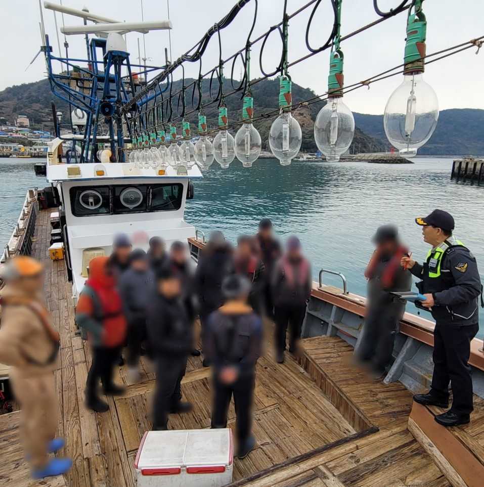 ▲여수해경이 낚시어선 점검중이다 ⓒ여수해양경찰서