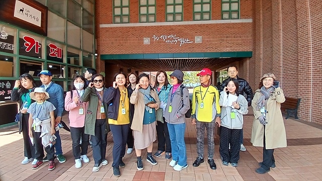 ▲국립소록도병원 한센병박물관 앞에서 기념촬영한 탐방객들 ⓒ오문수