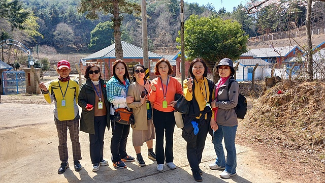 ▲교도소 앞에서 기념촬영한 일행들 ⓒ오문수