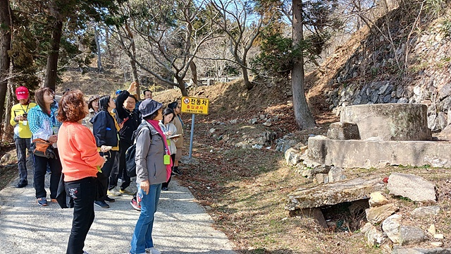 ▲소록도에는 40여개의 우물이 있어 6천명이 넘는 환자들의 생활터전이 됐다고 한다. 오른쪽에 서생리 우물이 보인다 ⓒ오문수