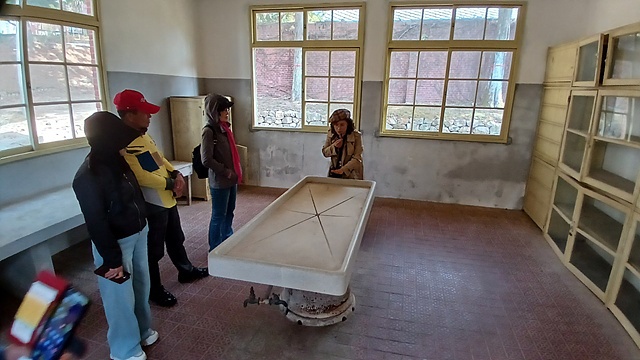 ▲사망한 시신을 해부했던 검시실에서 설명하는 고흥문화해설사 황수연씨 모습. 소록도 사람들은 세번 죽는다고 한다. 첫째는 한센병 발병, 둘째는 시신해부, 세 번째는 화장을 말한다. ⓒ오문수