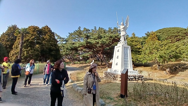 ▲고흥문화해설사 황수연씨의 설명을 들으며 중앙공원을 돌아보는 일행들 ⓒ오문수