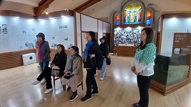 ▲소록도 한센인들을 돌보고 오스트리아로 돌아간 마리안느와 마가렛을 기리는 기념관에서 영상물을 바라보고 있는 일행들 ⓒ오문수