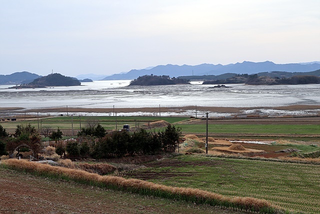 ▲일몰이 아름답다는 증산일몰전망대에서 바라본 바다 모습. 해질무렵이 아니어서 아쉬웠다. ⓒ오문수