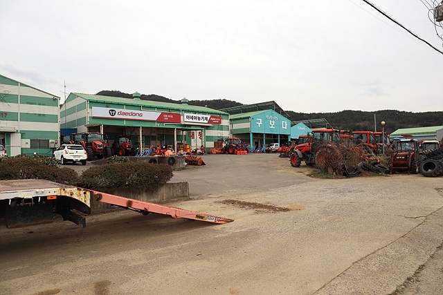 ▲도로변에 농기계정비공장이 보여 농촌이 기계화 되고 있다는 걸 실감했다. ⓒ오문수