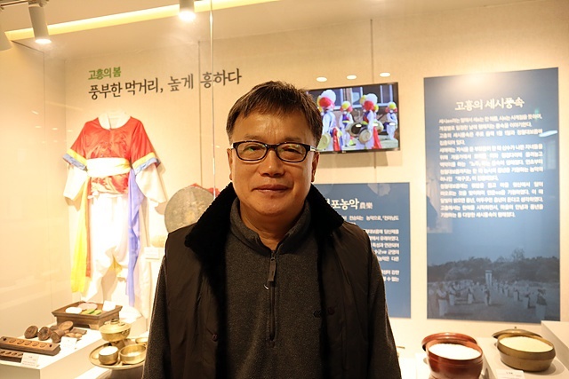 ▲36년간 교사로 재직하는 동안 고흥의 잊혀져가는 민속과 생활 유물을 수집 보관해 고흥군에 기증한 이기재 씨. 고흥군에서는 그의 어릴적 이름을 따서 '갑재민속전시관'이라 부른다. ⓒ오문수