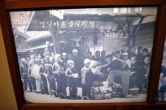 ▲'결식아동급식광경'이라고 적힌 오래된 사진. 요즈음 아이들이 상상이나 할 수 있을까? ⓒ갑재민속전시관