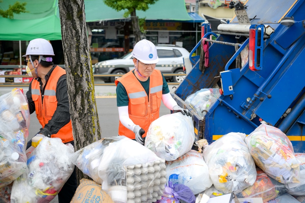 ▲지난해 노관규 순천시장이 역전시장에서생활쓰레기를 수거 운반하고 있다. ⓒ순천시