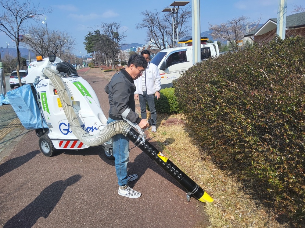▲ 지난 3월 노면진공청소차 도입을 위해 양산시를 방문해 벤치마킹를 추진했다. ⓒ순천시