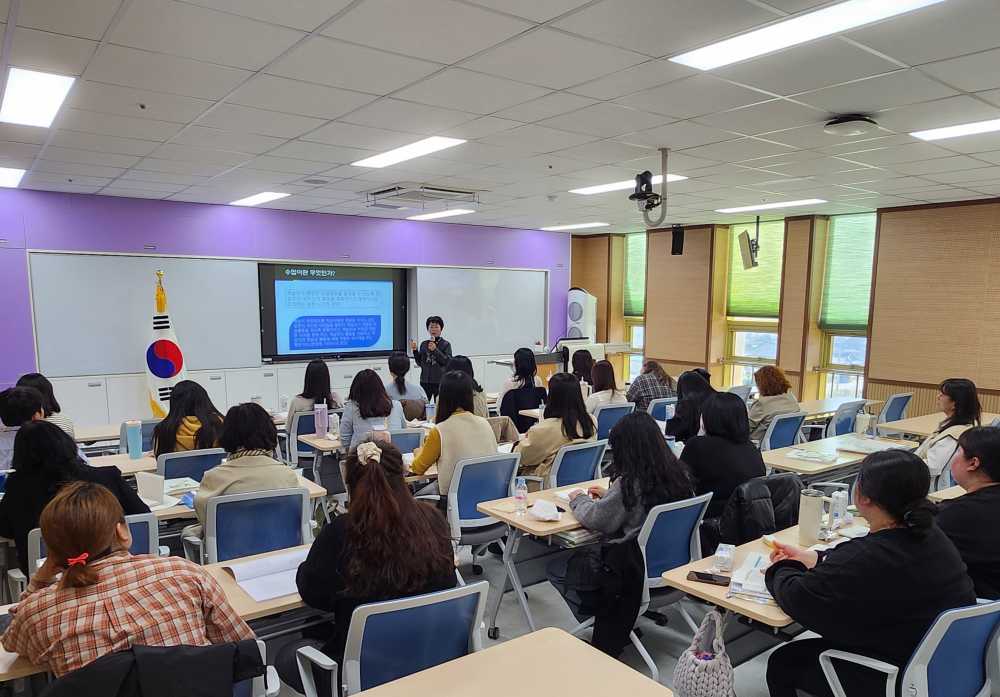 ▲전라남도교육청유아교육진흥원에서 ‘2030수업연구회 역량 강화 직무연수’과정 중 ‘2030수업의 설계’ 강의가 진행되고 있다.  ⓒ전라남도교육청