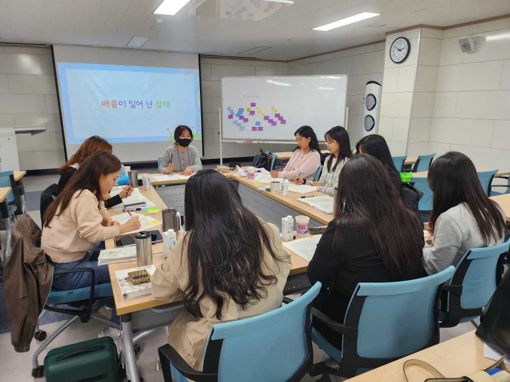 ▲전라남도교육청순천만생태문화교육원에서 ‘2030수업연구회 역량 강화 직무연수’중 ‘2030수업의 실제’시간에 교사들이 모둠별로 수업에 대해 논의하고 있다.  ⓒ전라남도교육청
